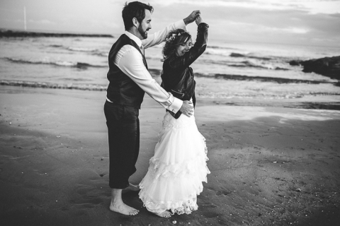 fotos postboda en la playa de barcelona