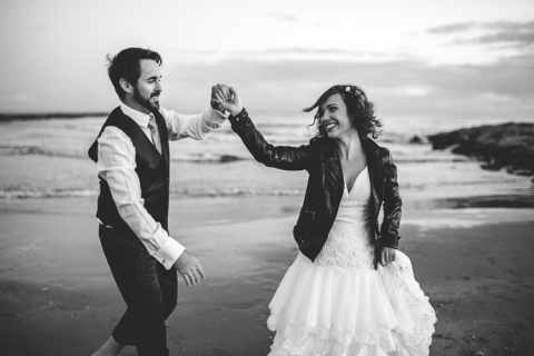 fotos postboda en la playa de barcelona
